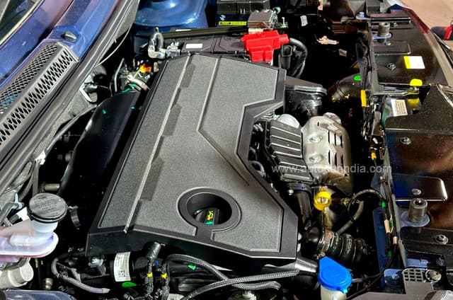 Open Bonnet Engine Shot Image - 2084